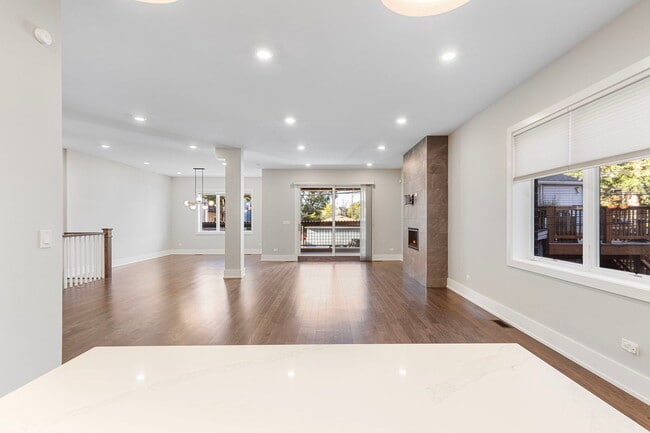 Building Photo - 3016 W Belmont Ave