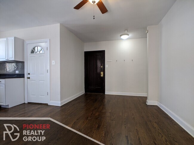 Building Photo - 3835 N Greenview Ave