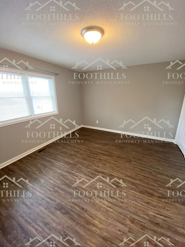 Building Photo - Remodeled 2-Bedroom Home with Fenced Backy...