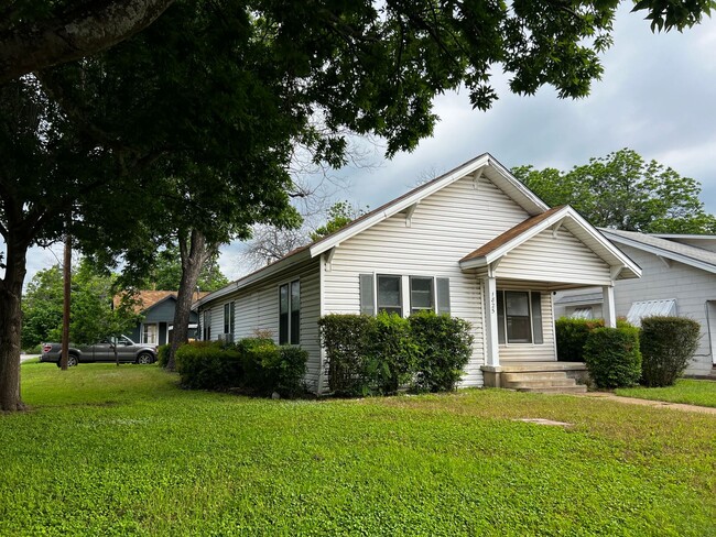 Building Photo - Spacious 3 Bed - 1 Bath House Near Downtown