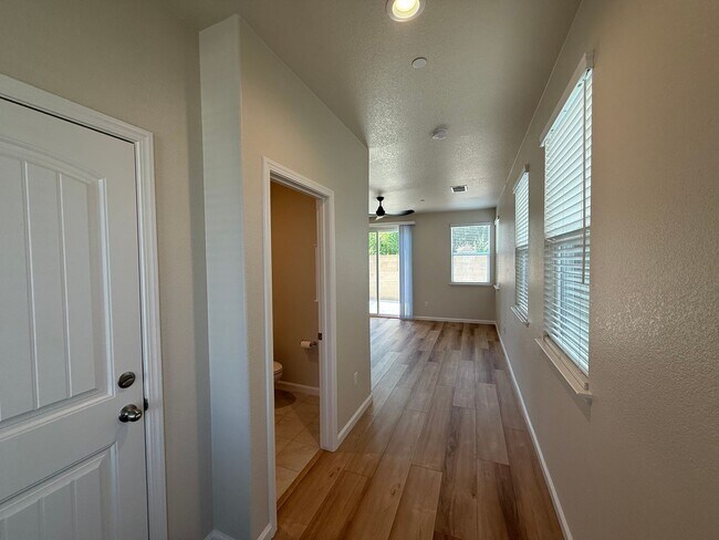 Foto del edificio - Two story home in north Turlock built in 2...