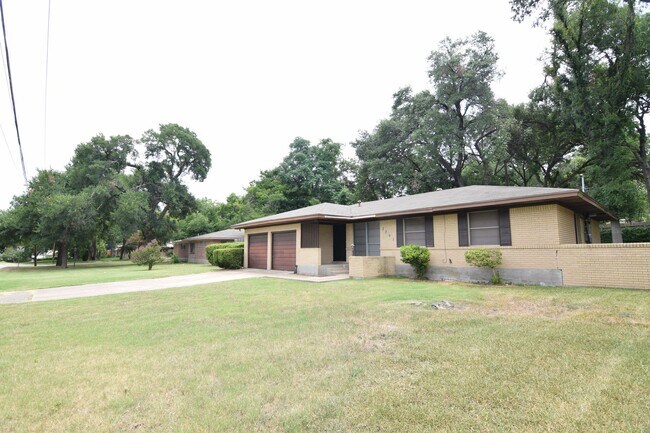 Foto del edificio - 3301 Hickory Rd