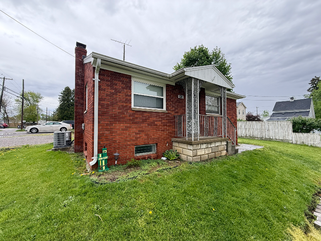 Building Photo - 913 Fox St