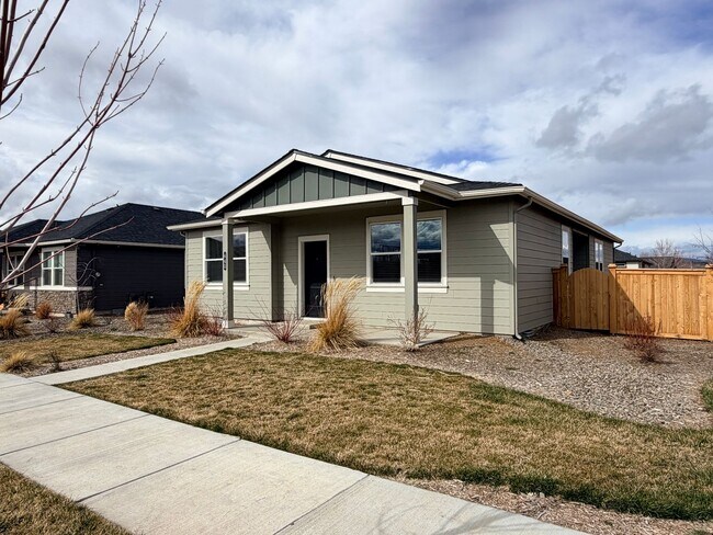 Foto del edificio - For Rent: Unfurnished newer construction 2 bedroom, 2 bath home, 2 car garage located in the beau...