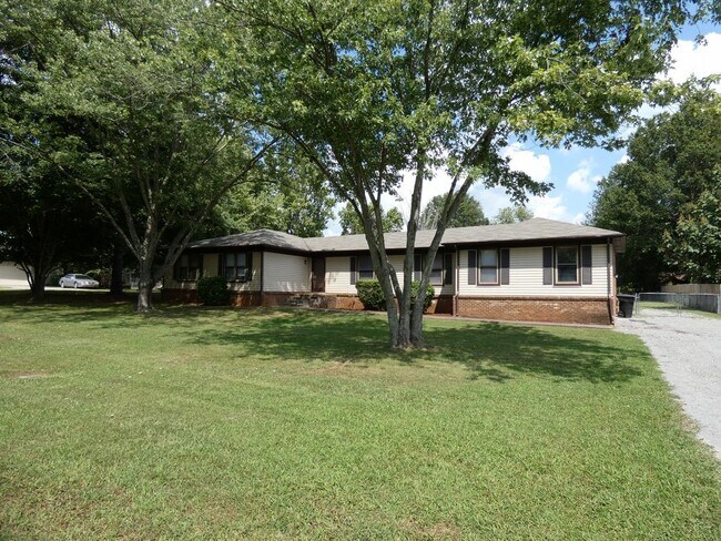 Building Photo - 2606 Racquet Club Dr