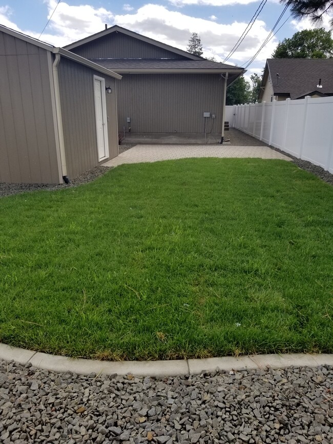 Building Photo - Spacious & Updated 3-Bed, 2-Bath Duplex in...