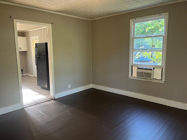 Building Photo - 2 Bed 1 Bath House