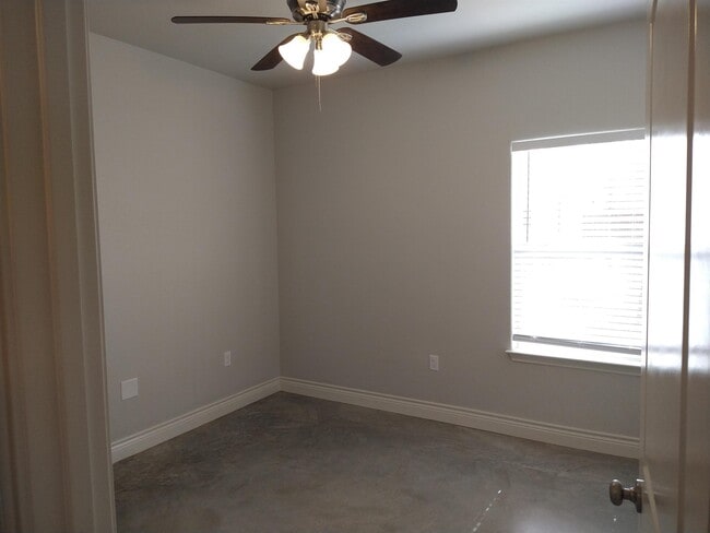 Building Photo - 1000 Wooded Holw Ct