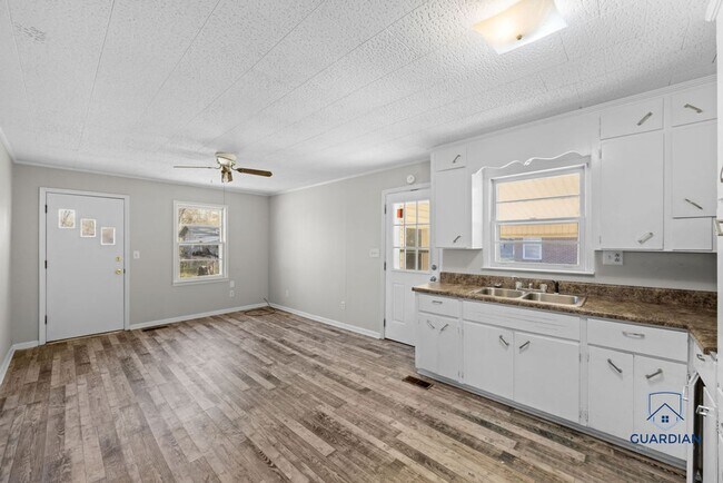 Building Photo - 2 bedroom, 1 bath home in Glencoe