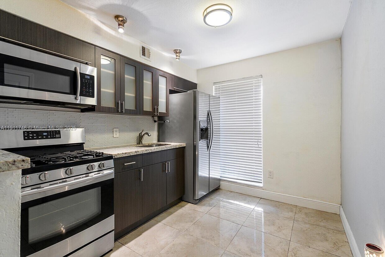 Foto principal - 241 S Royal Poinciana Blvd