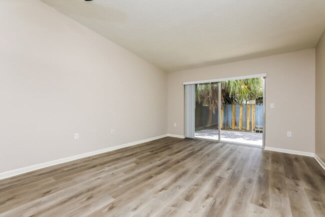 Foto del edificio - 4406 Suntree Blvd