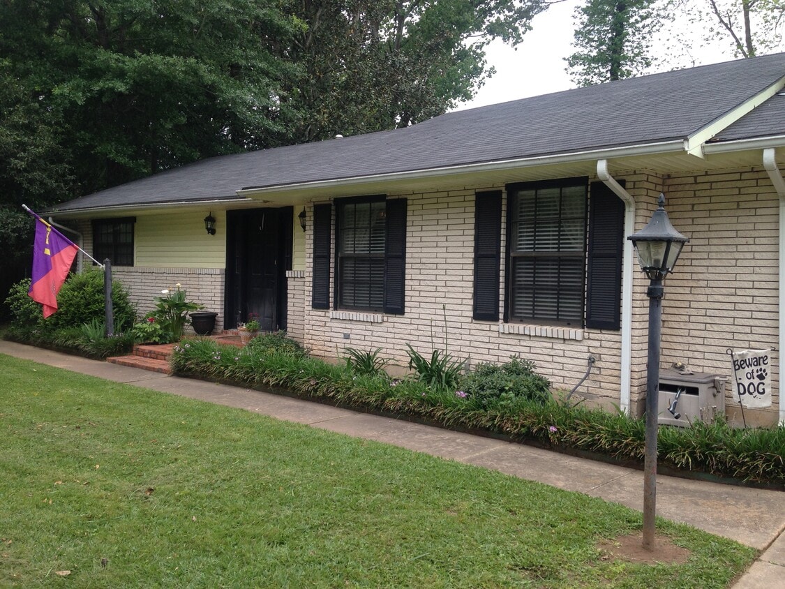 Building Photo - 5808 Hiawatha Dr