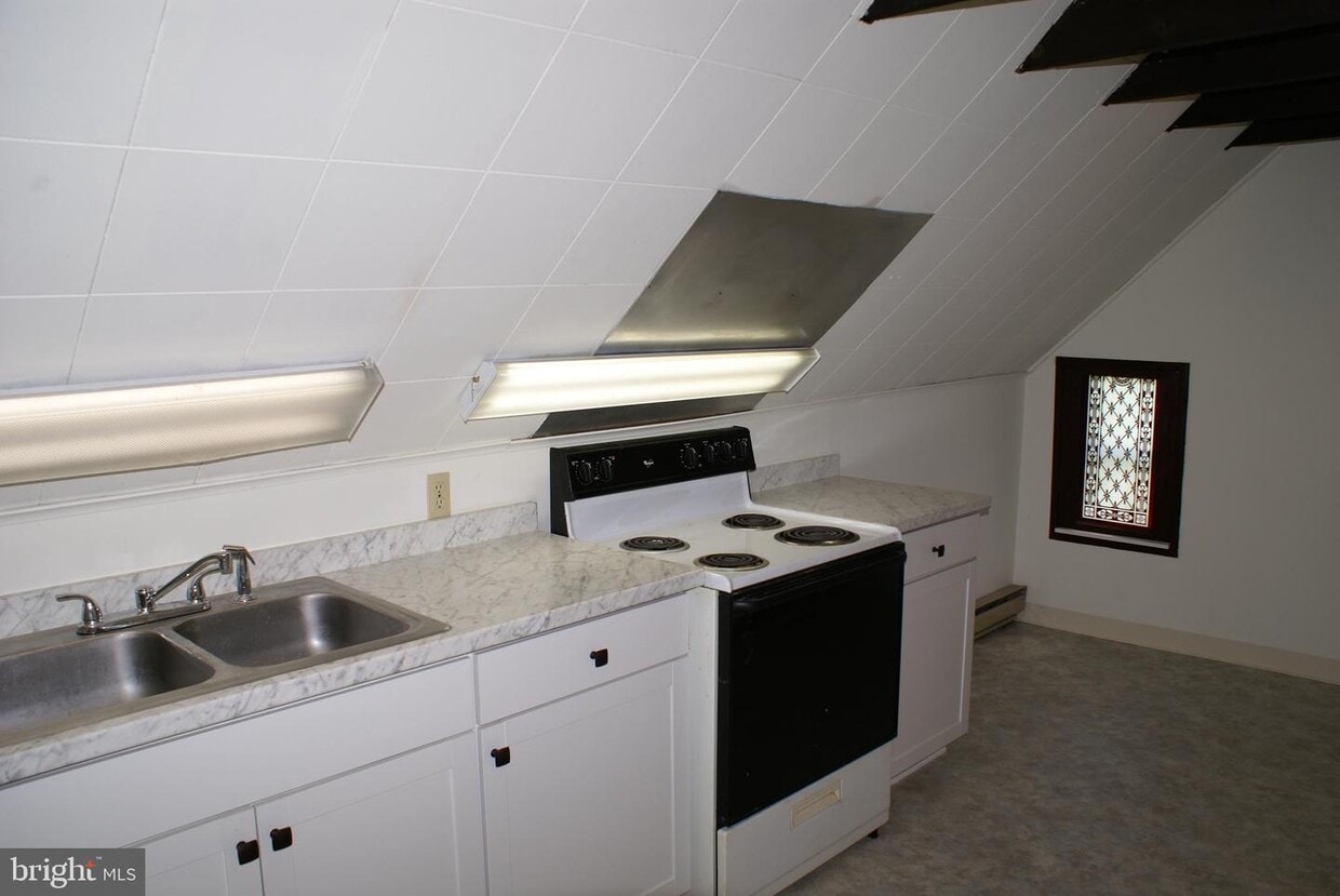 1127 Stanley Ave Unit 6, Chambersburg, PA 17201 Room for Rent in