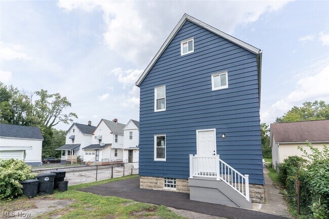 Foto del edificio - 1464 E 123rd St