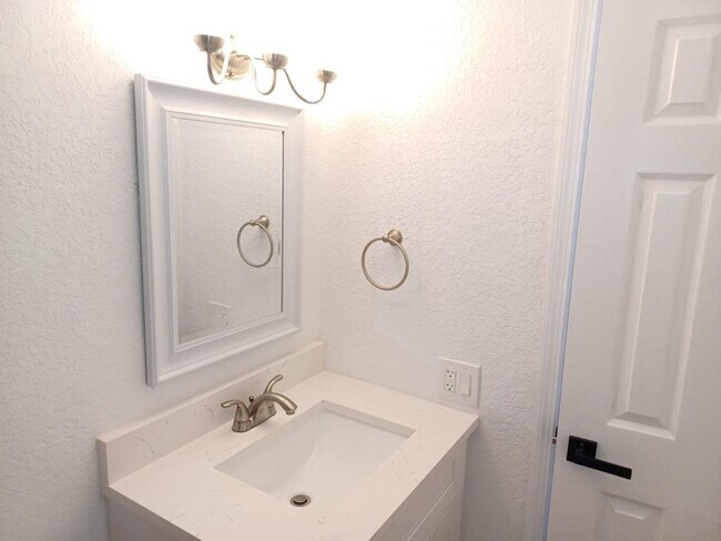 Foto del edificio - 2660 Lakeview Dr