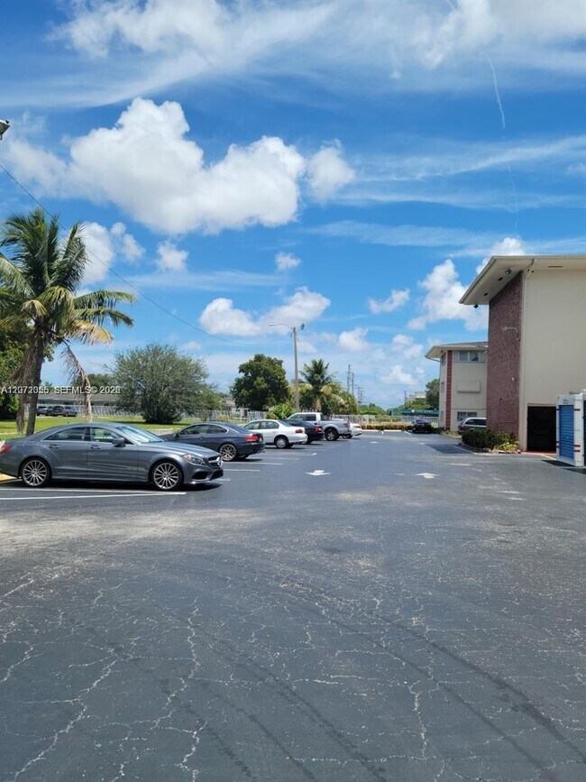 Foto del edificio - 4730 NW 10th Ct