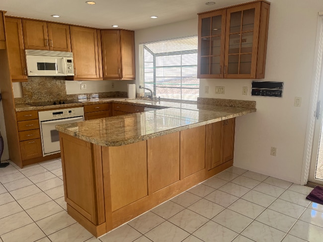 Building Photo - 39199 Sweetwater Dr