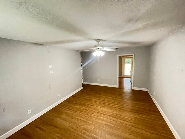 Living room - 306 Lancaster Dr