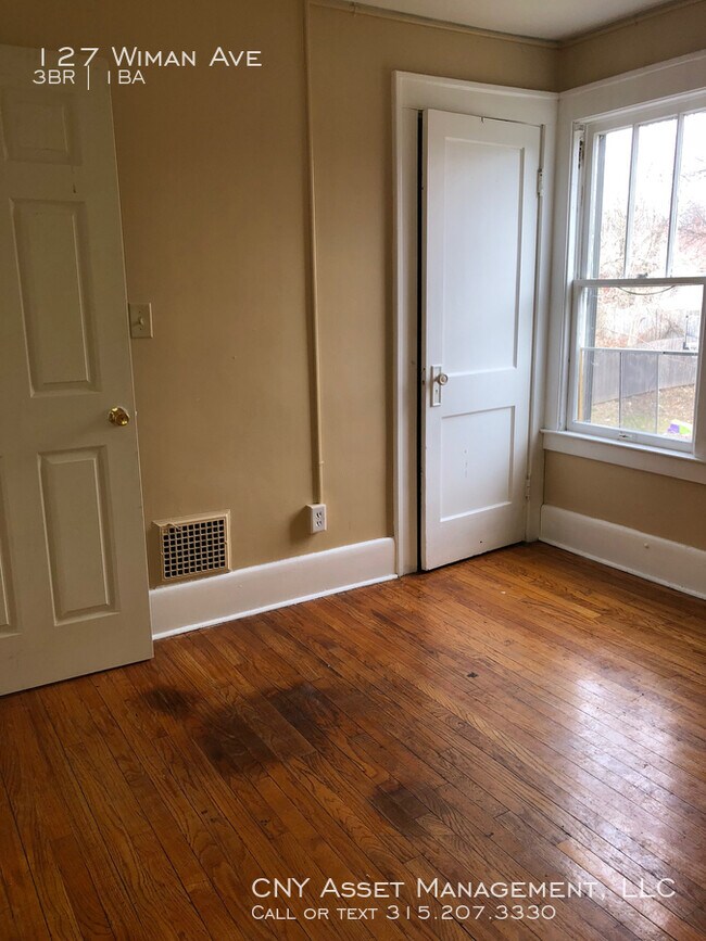 Foto del edificio - single-family home is located at 127 Wiman