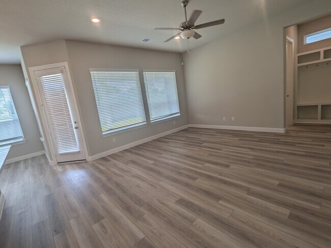 Foto del edificio - 3011 Skyrock Dr