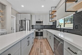 Building Photo - 2924 S Rain Lily Ct