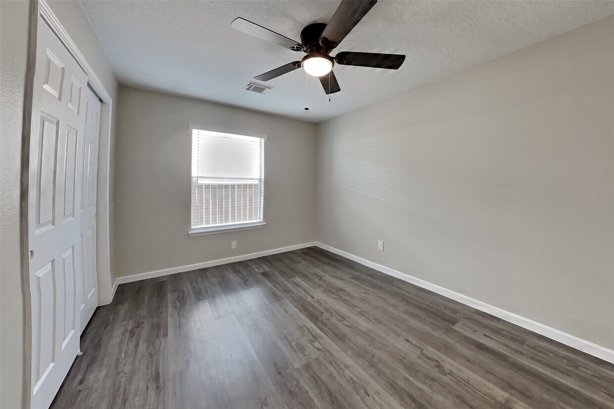 Foto del edificio - 5803 Forest Timbers Dr