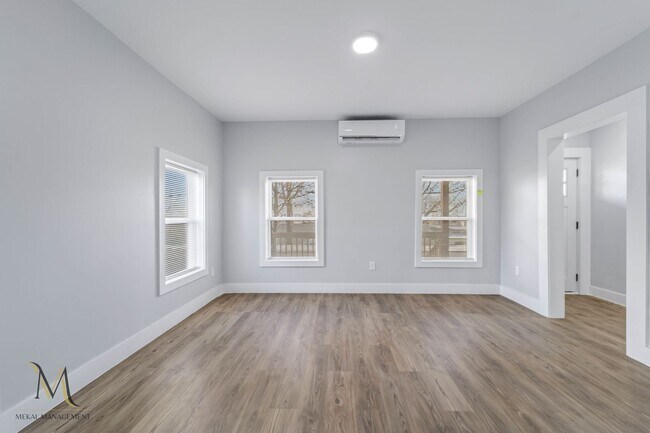 Building Photo - 403-405-405 S Elm St