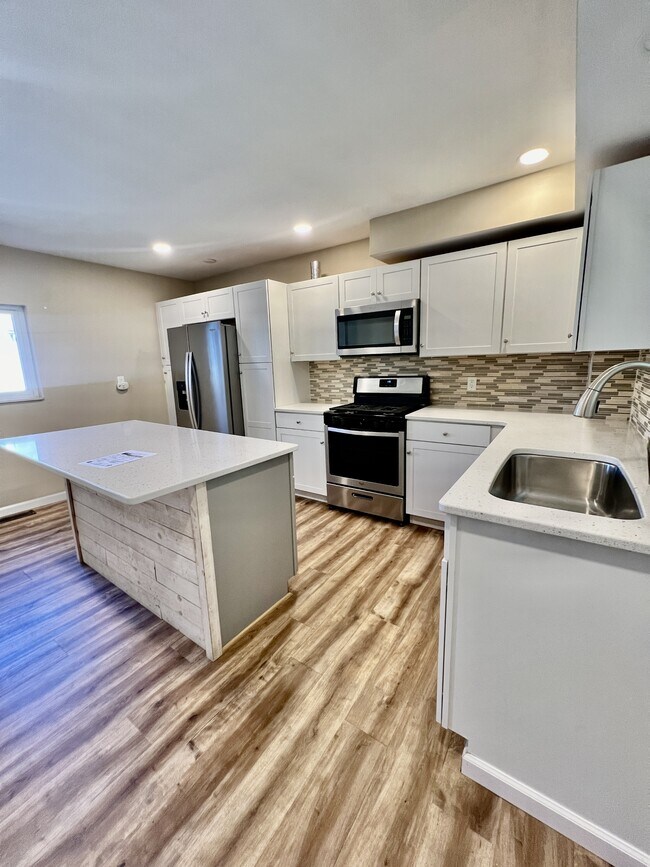 Building Photo - 544 Melrose St