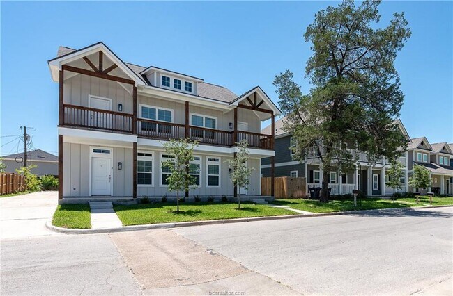 Building Photo - CLOSE TO CAMPUS!! 4 Bed, 4 Bath July 2025 ...