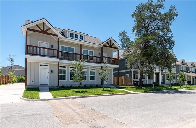 Foto del edificio - STUNNING 4bed/4bath House Close to Campus!!