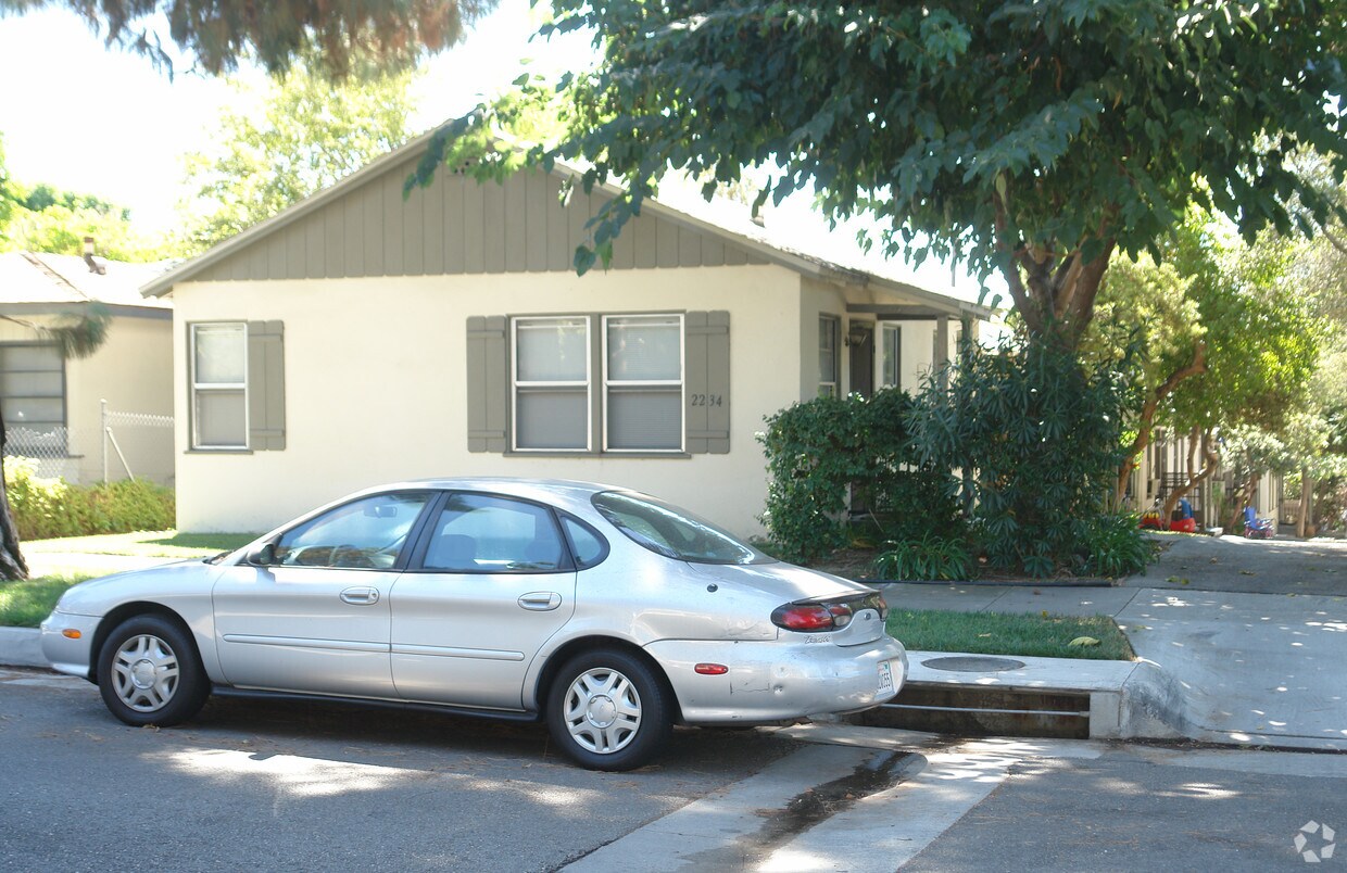 Building Photo - 5 Unit Apartment + 1 Nonconf Unit