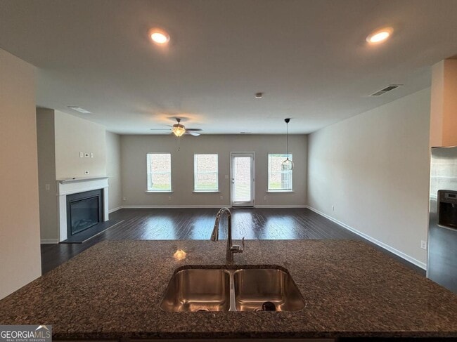 Building Photo - 7091 Gladstone Cir