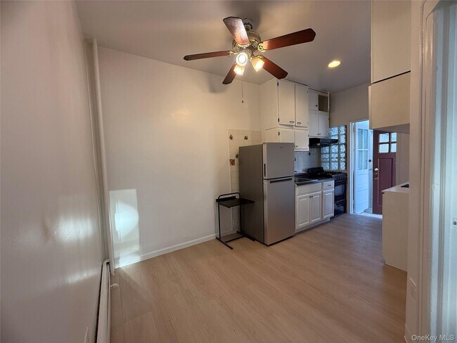 Building Photo - 25-12 14th Pl