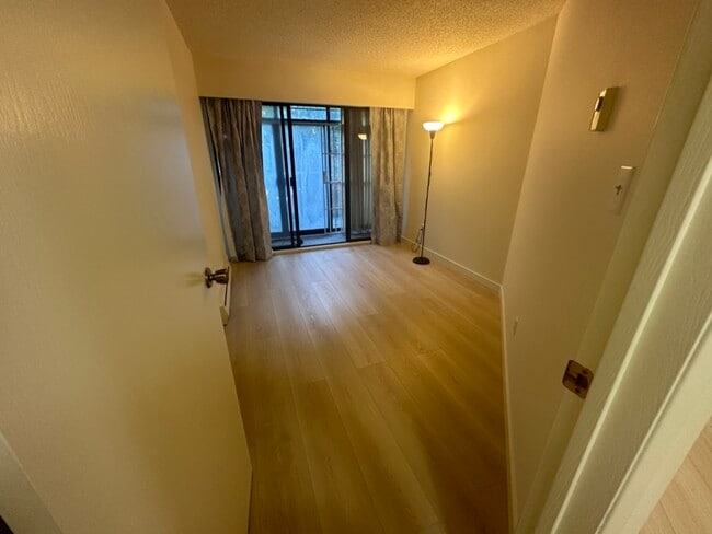 Building Photo - 3136 Kingsway