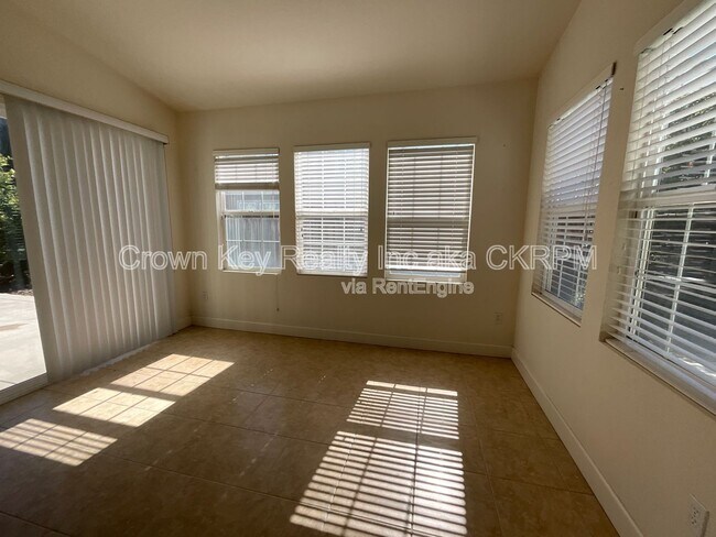 Building Photo - 546 W Campania Way