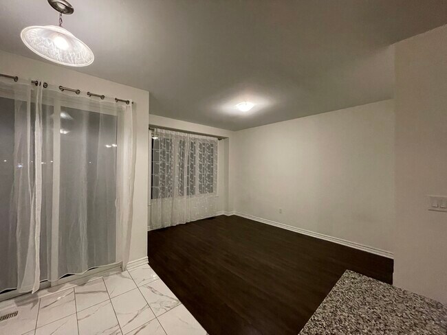 Building Photo - 56 Circus Cres