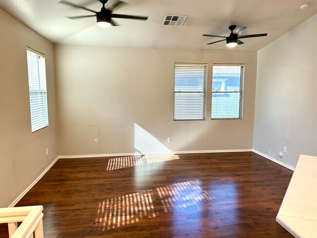 Building Photo - Completely adorable Gardens Community in G...