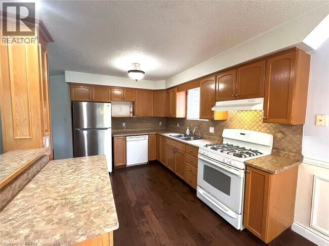 Building Photo - 106 Mountain Mint Crescent