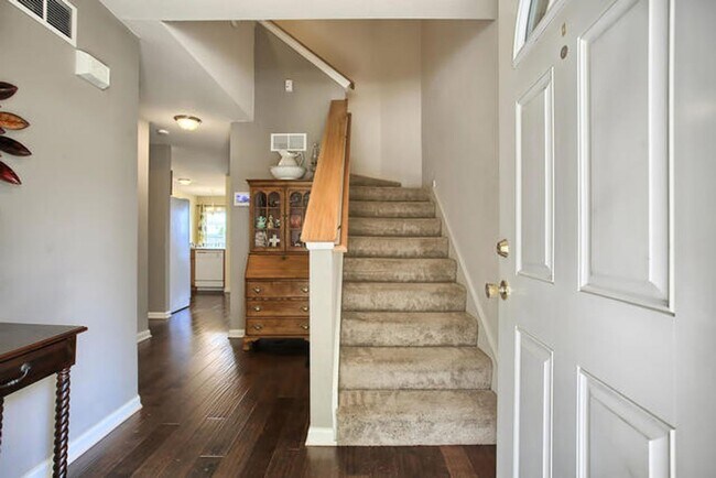 Foto del edificio - 3 Bedroom 3.5 Bath Townhome - Available Au...