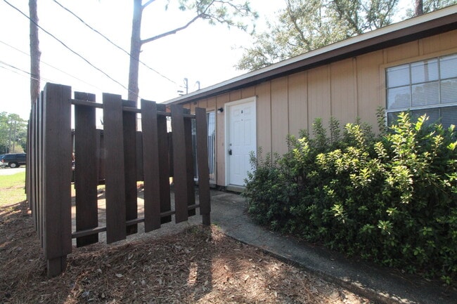 Building Photo - North Pensacola 2BR Duplex with Private Pa...