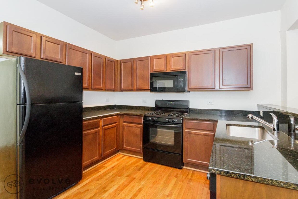 Foto principal - 4219 W Irving Park Rd