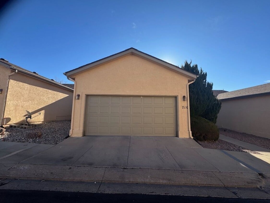 CHARMING 3BD TOWNHOME IN GATED COMMUNITY JUST MINUTES FROM PETERSON AFB & FORT CARSON - Security ... - Charming 3BD Townhome in Gated Community just minutes from Peterson AFB & Fort Carson - Security ...