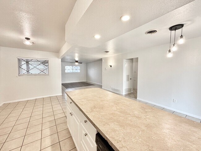 Foto del edificio - Charming 3-Bedroom Home with 2-Car Garage Near Shopping & Ft. Sam