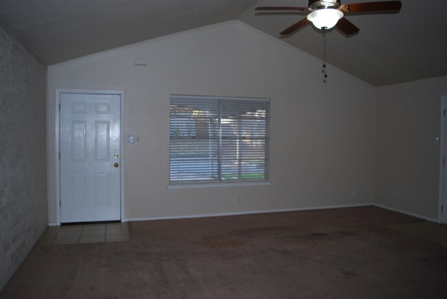 Building Photo - 1112 N Sam Rayburn Fwy