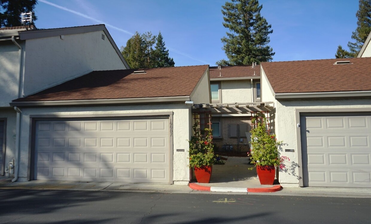 Primary Photo - Very Spacious 2 Story 3/2.5 Townhome Locat...