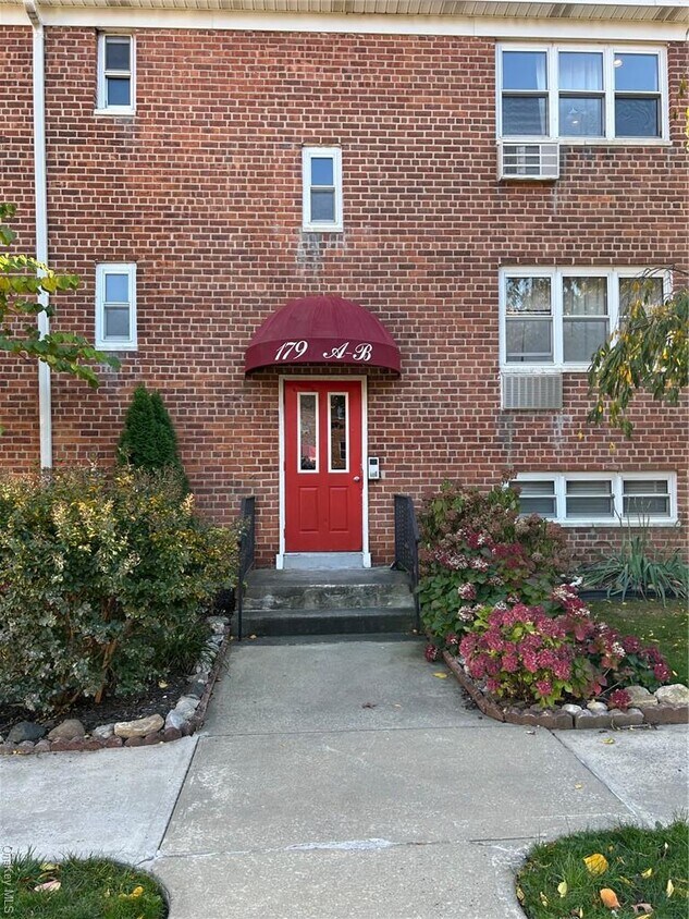 Primary Photo - 179 Drake Ave