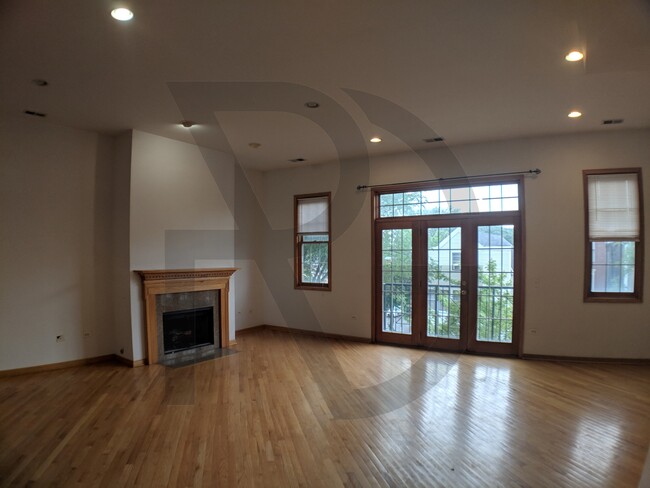 Building Photo - 2531 N Southport Ave