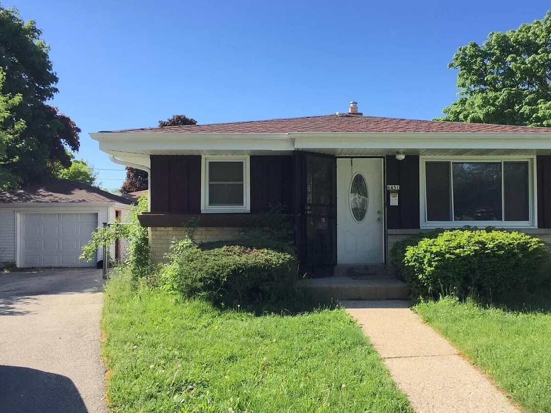 Primary Photo - 6451 N 49th St