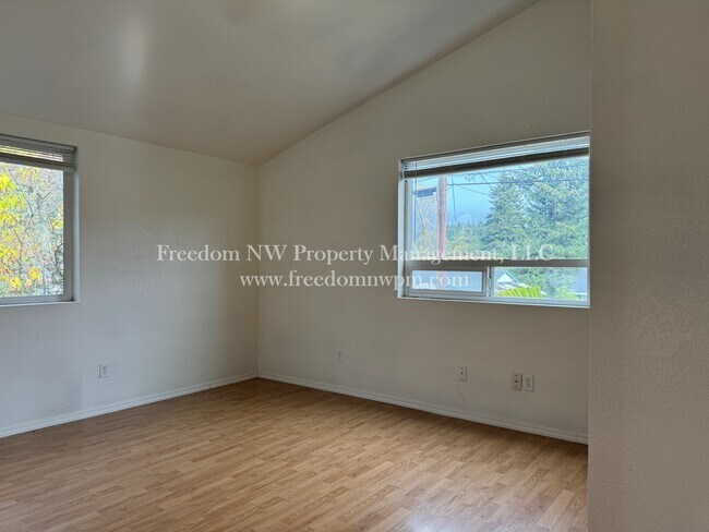 Building Photo - 489 Huston St S