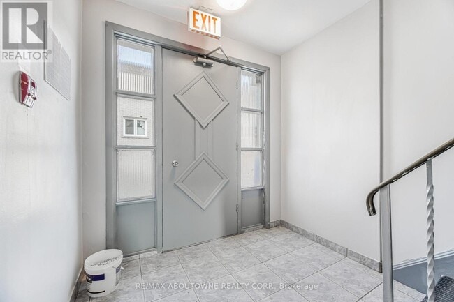 Building Photo - 2320 Hixon St